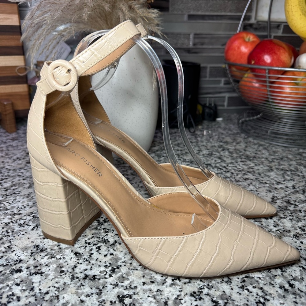 Marc Fisher EUC Gilson Faux Croc Leather Elegant Cream Block Heel Pumps Size 9 - Picture 4 of 10
